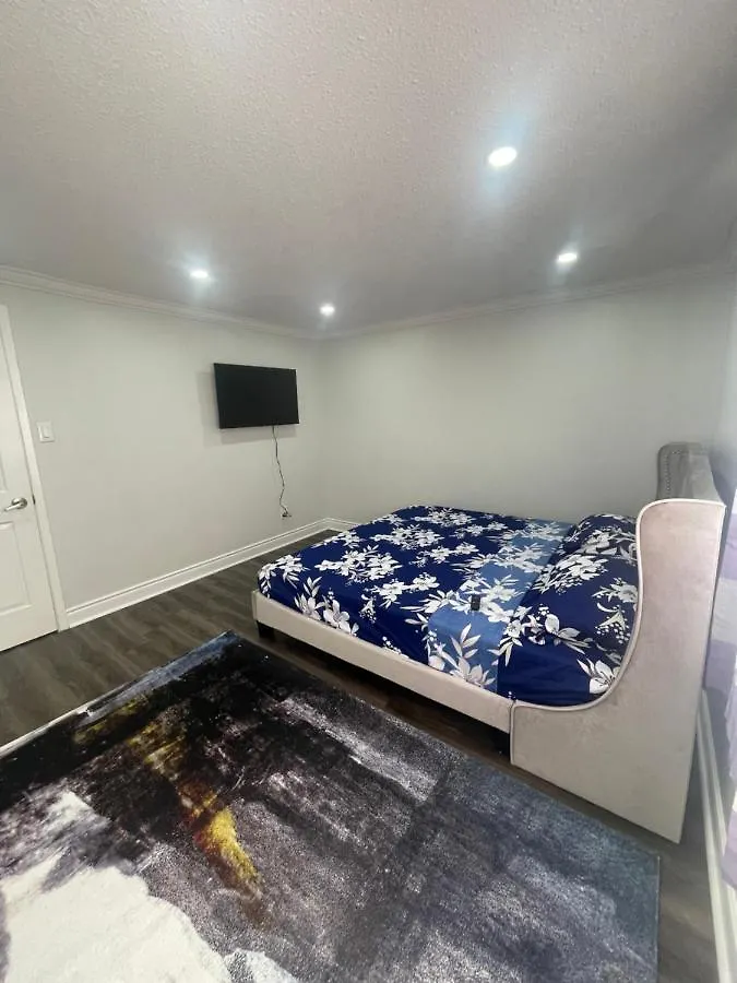 Triple M Lodge Master Bedroom Mississauga